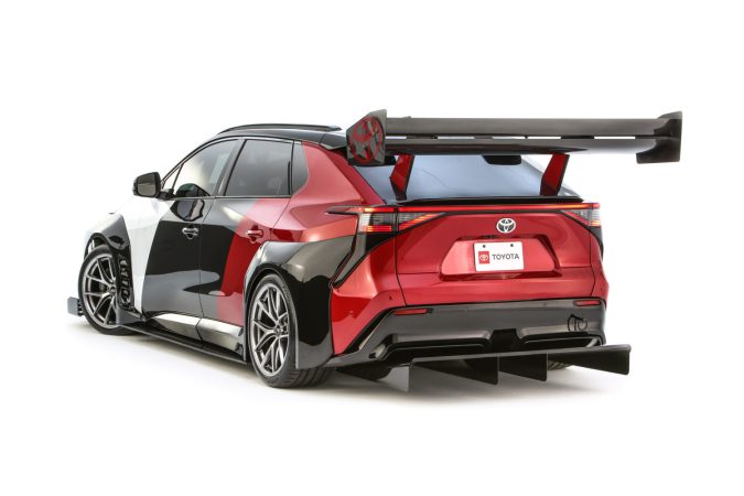 Toyota bZ Time Attack Concept tiene un kit aerodinámico de alto rendimiento.