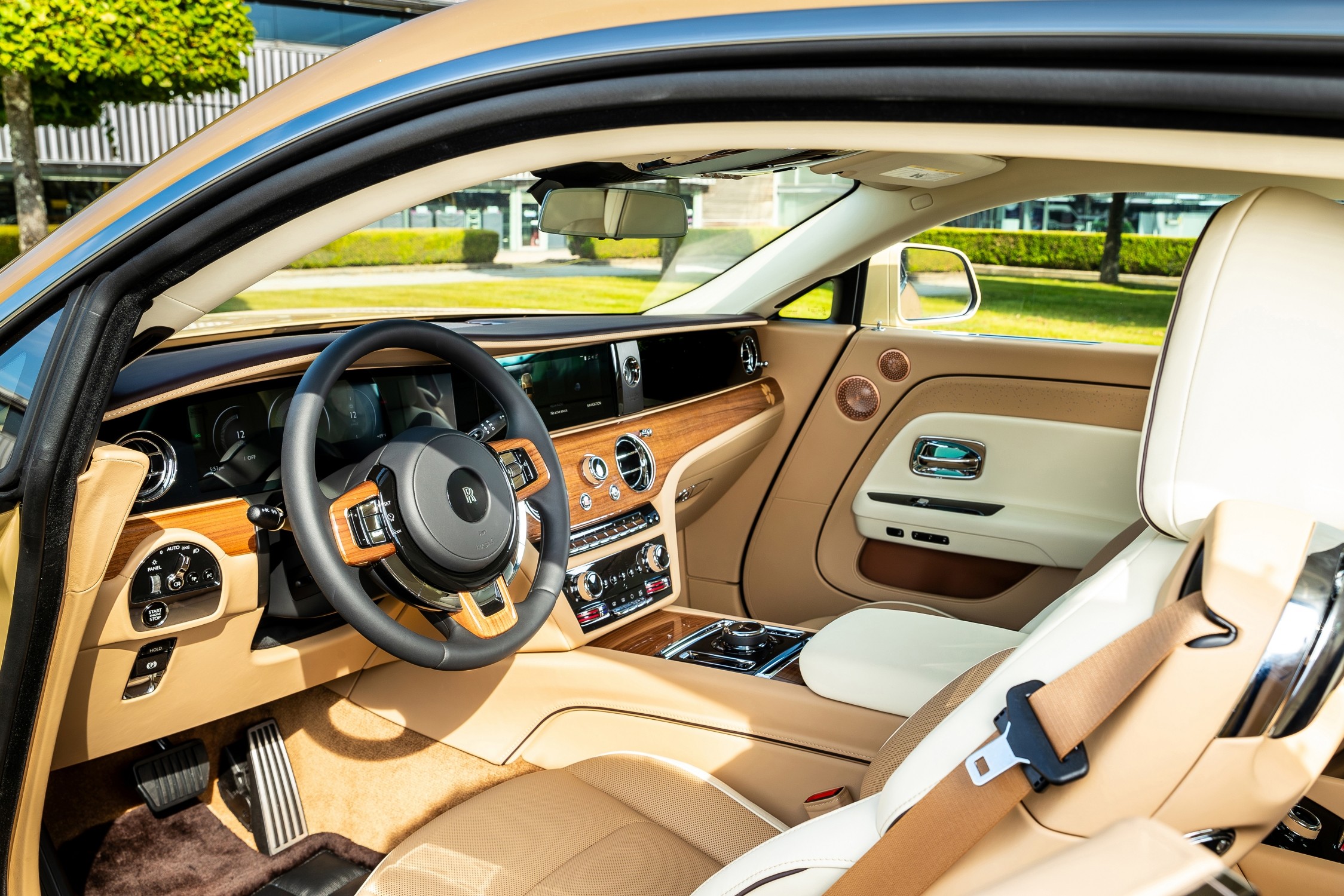 Interior del Rolls-Royce Spectre Bailey con tonos de cueros Moccasin y Crème Light