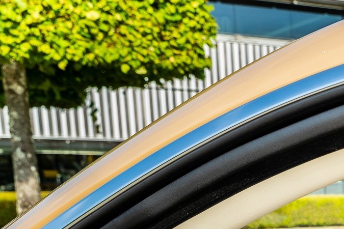 Interior del Rolls-Royce Spectre Bailey con tonos de cueros Moccasin y Crème Light
