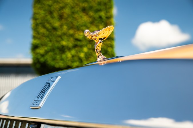 el ícono del capó del Rolls-Royce que captura la pureza y la lealtad de un golden retriever inolvidable.