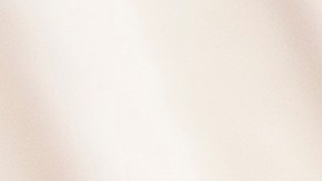 Un hombre retira la cubierta de plástico protectora de una nueva alfombra de piso negra antes de colocarla en el lado del pasajero del interior de un automóvil