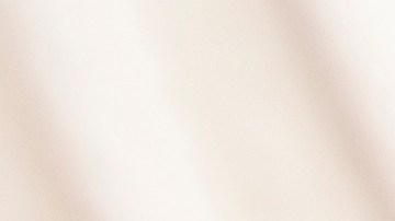 Un hombre retira la cubierta de plástico protectora de una nueva alfombra de piso negra antes de colocarla en el lado del pasajero del interior de un automóvil