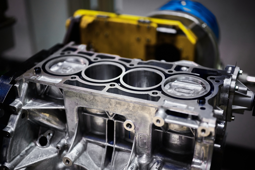 Motor de auto en taller mecánico.