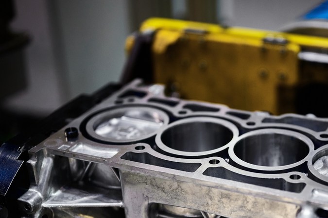 Motor de auto en taller mecánico.