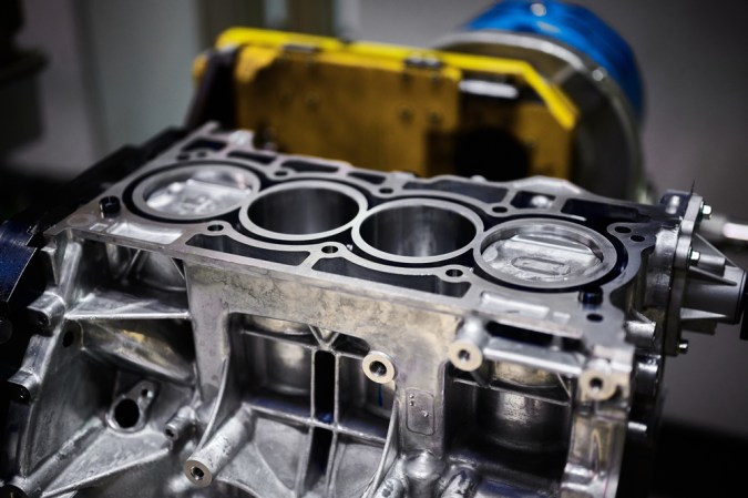 Motor de auto en taller mecánico.