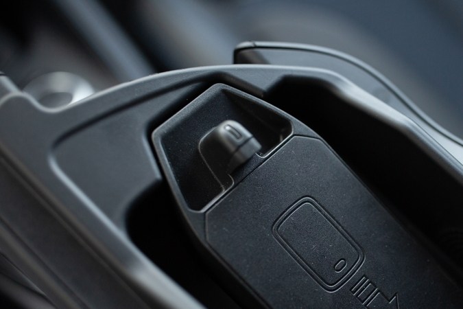 Cargador inalámbrico de teléfono y soporte dentro de un auto