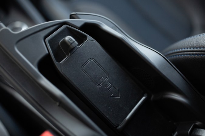 Cargador inalámbrico de teléfono y soporte dentro de un auto