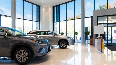 Los concesionarios tratan de vender los autos más actuales.