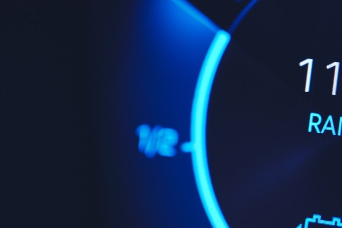 Captura de disparo de cerca del indicador de rango de batería del coche eléctrico en azul