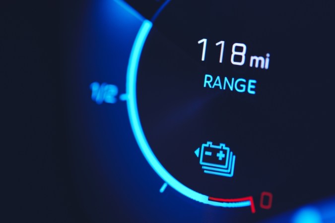 Captura de disparo de cerca del indicador de rango de batería del coche eléctrico en azul