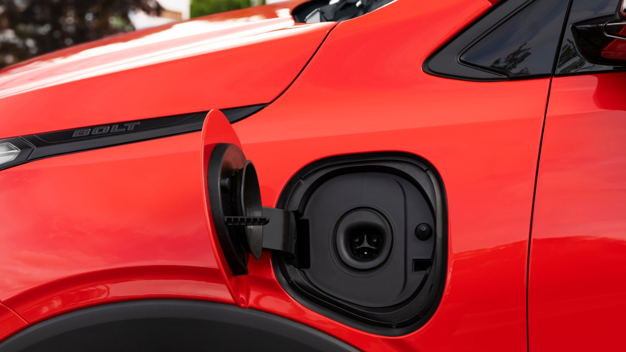Chevrolet Bolt 2027 incluye puerto NACS.