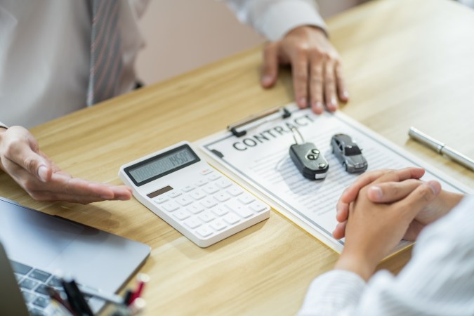 La compra de autos puede tener unas letras pequeñas que se deben leer.