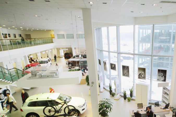 Vista superior de la sala de exposición en el primer piso de la concesionaria del Volkswagen Center Varshavka