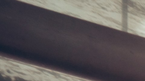 Una pareja joven se da la mano con un agente de ventas después de una exitosa compra de camiones.