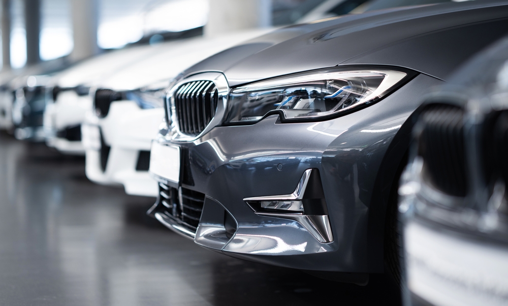 Coches en un concesionario, comprando un auto