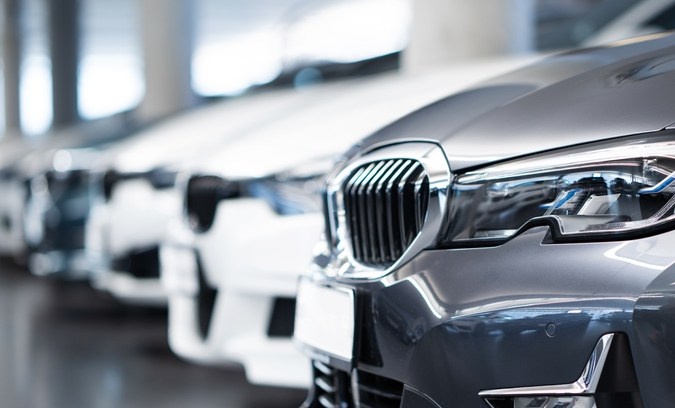 Coches en un concesionario, comprando un auto