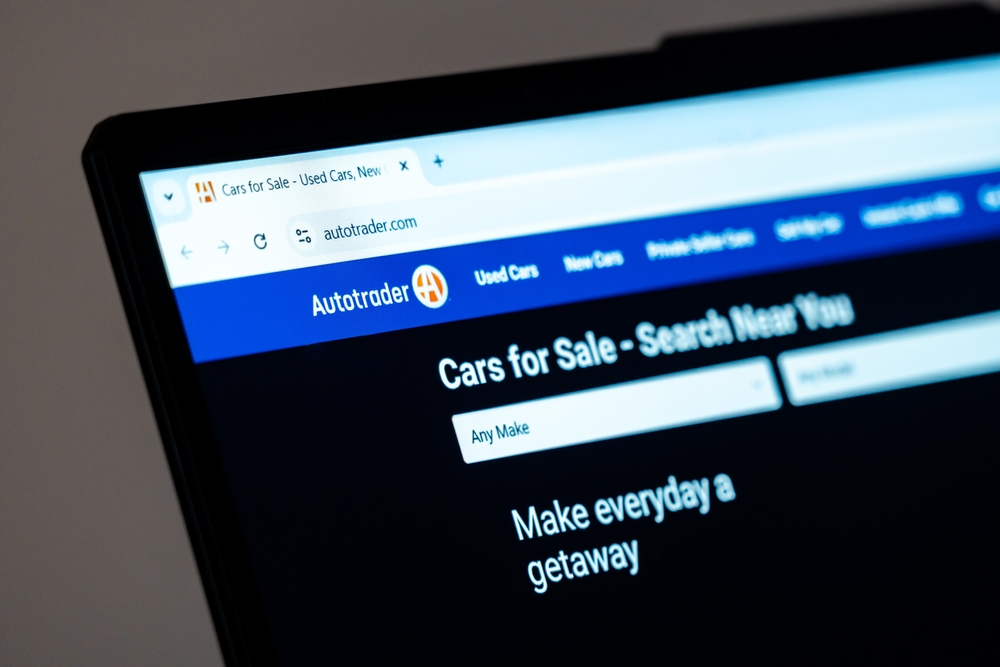 La página de inicio del Sitio web de Autotrader se muestra en la pantalla de la computadora con la función de búsqueda de automóviles.