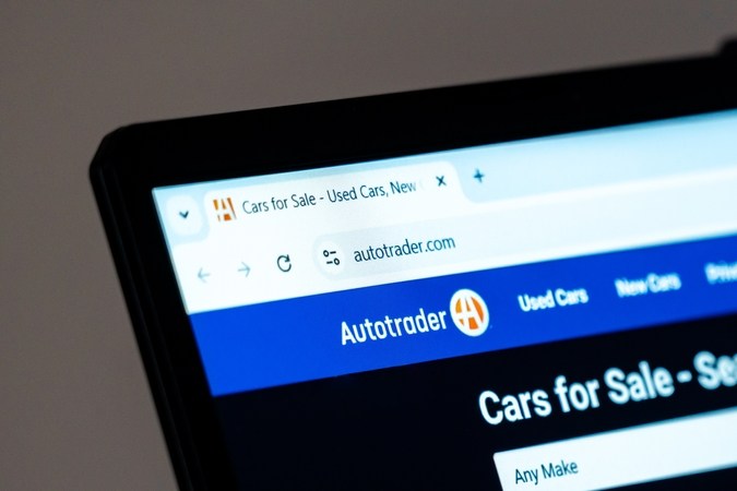 La página de inicio del Sitio web de Autotrader se muestra en la pantalla de la computadora con la función de búsqueda de automóviles.