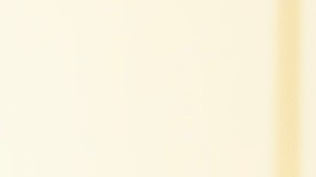 Persona interactuando con interfaz de inteligencia artificial para control de piloto automático en automóvil moderno.