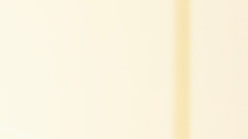 Persona interactuando con interfaz de inteligencia artificial para control de piloto automático en automóvil moderno.