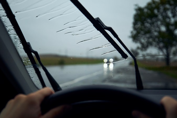 recomendaciones para conducir bajo la lluvia en georgia