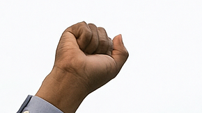 Conductores de Uber y Lyft celebran frente al Capitolio de California la aprobación de una ley que les permite sindicalizarse y negociar derechos laborales.