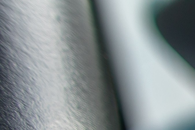 copiloto manipulando la radio del auto