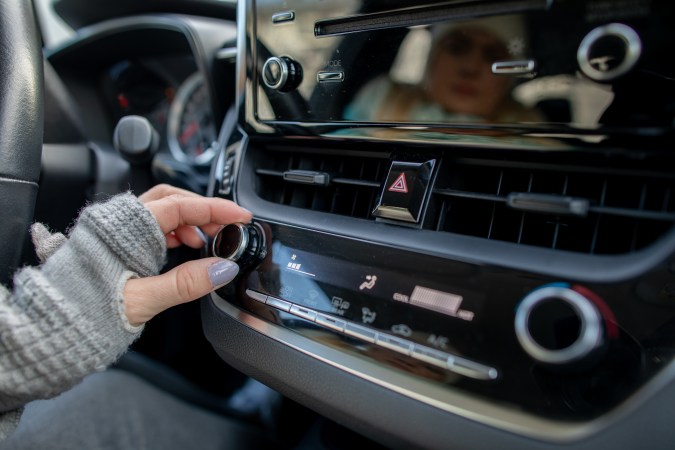 copiloto manipulando la radio del auto