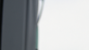 Auto híbrido moderno estacionado al aire libre, representando la durabilidad y eficiencia de los vehículos híbridos actuales.