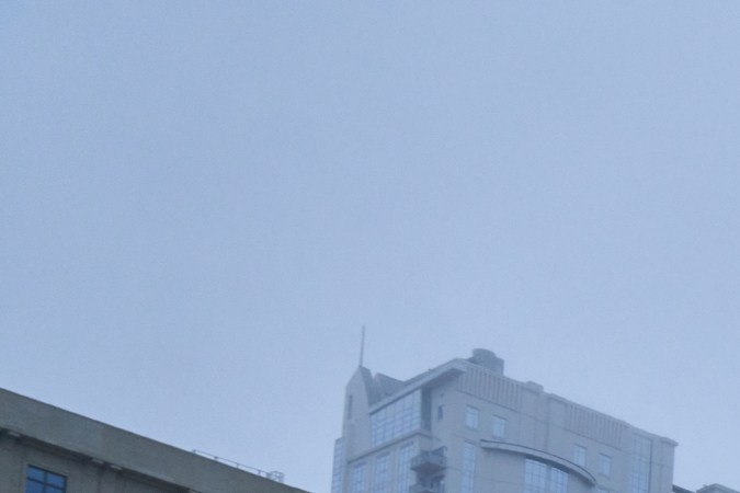 Gama Dodge SRT compuesta por un Challenger, un Durango y un Charger exhibidos en un estadio con rascacielos de fondo