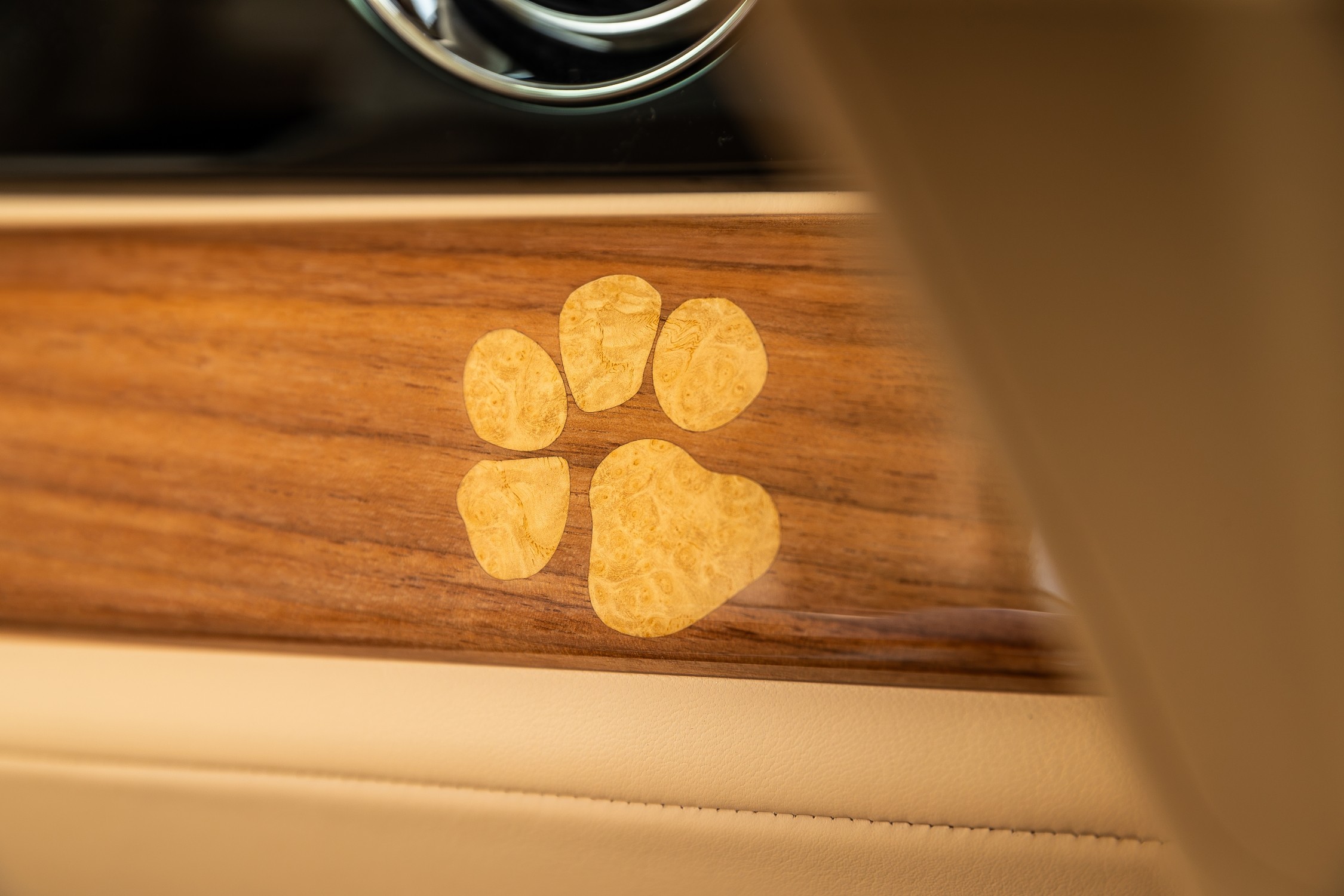 Interior del Rolls-Royce Spectre Bailey con tonos de cueros Moccasin y Crème Light