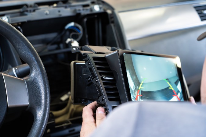 instalación sistema de infoentretenimiento