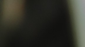 Mano sosteniendo un atomizador para eliminar olores en el tablero del carro.