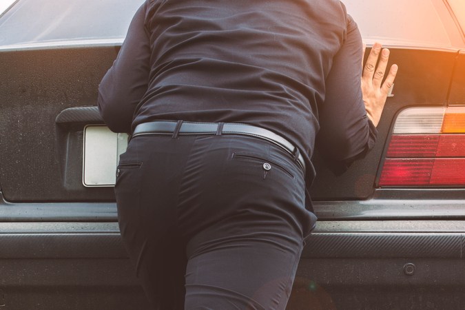 Vista trasera de carro automático siendo empujado, evidenciando práctica peligrosa para la caja.