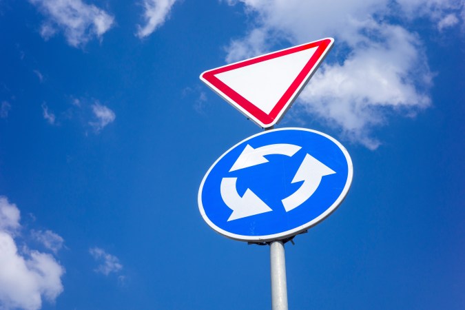 señal de rotonda en el camino