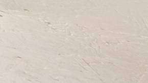 Estantes metálicos organizando cajas y herramientas en garaje limpio y ordenado.