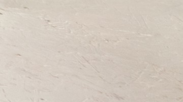 Estantes metálicos organizando cajas y herramientas en garaje limpio y ordenado.