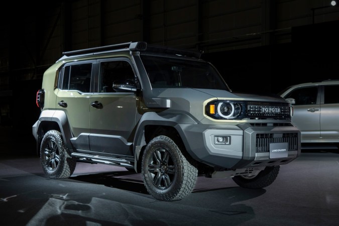 Toyota Land Cruiser FJ verde 2025: diseño robusto todoterreno con snorkel y rines negros potentes.