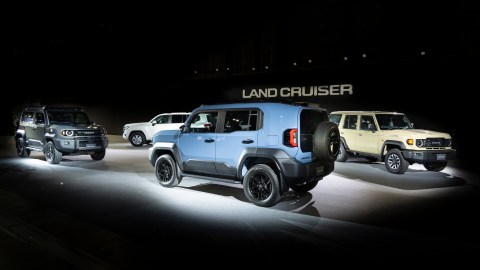 Línea Toyota Land Cruiser 2025: cuatro SUVs FJ compactos retro en exhibición off-road exclusiva.