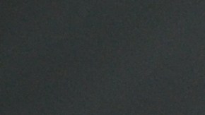 Rosa roja sobre capó de auto blanco, detalle brillante bajo luz suave.