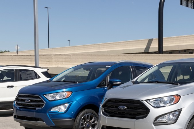 Ford Escape en un concesionario. Ford ofrece los modelos Escape in S, SE, Hybrid y Titanium.
