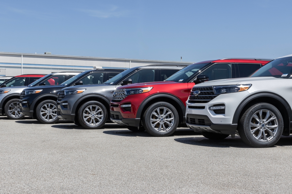 Exhibición de Ford Explorer en un concesionario. Ford ofrece el Explorer en los modelos XLT, ST, ST-Line y Platinum
