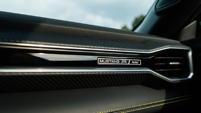 Ford Mustang EcoBoost RTR 2026 tiene detalles deportivos en el interior.
