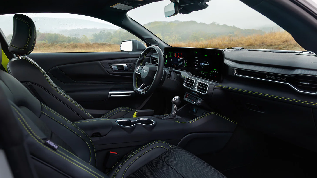 Ford Mustang EcoBoost RTR 2026 tiene asientos de cuero.
