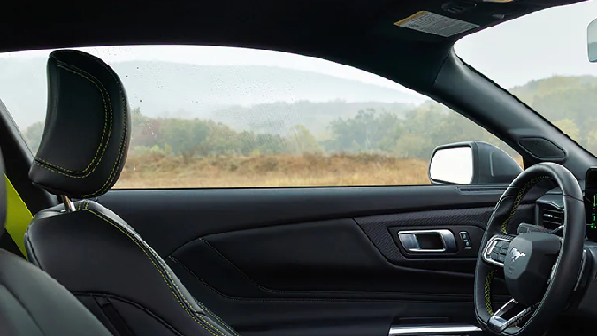 Ford Mustang EcoBoost RTR 2026 tiene asientos de cuero.