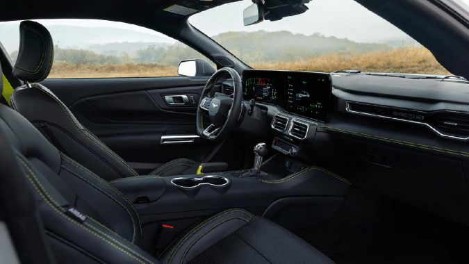 Ford Mustang EcoBoost RTR 2026 tiene asientos de cuero.