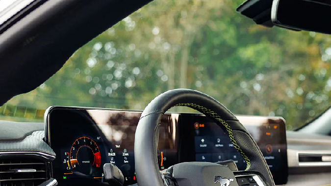 Ford Mustang EcoBoost RTR 2026 tiene detalles exclusivos en el interior.