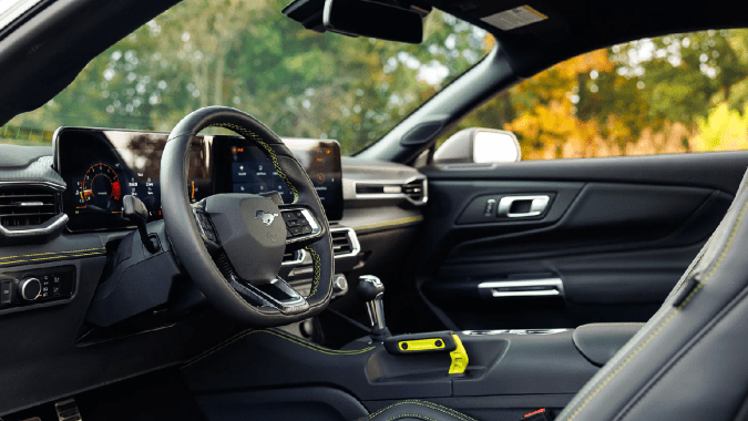 Ford Mustang EcoBoost RTR 2026 tiene detalles exclusivos en el interior.