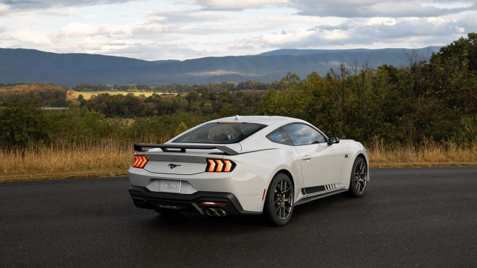 Ford Mustang EcoBoost RTR 2026 tiene una estética especial por RTR.