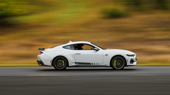 Ford Mustang EcoBoost RTR 2026 tiene una potencia de 315 caballos de fuerza.